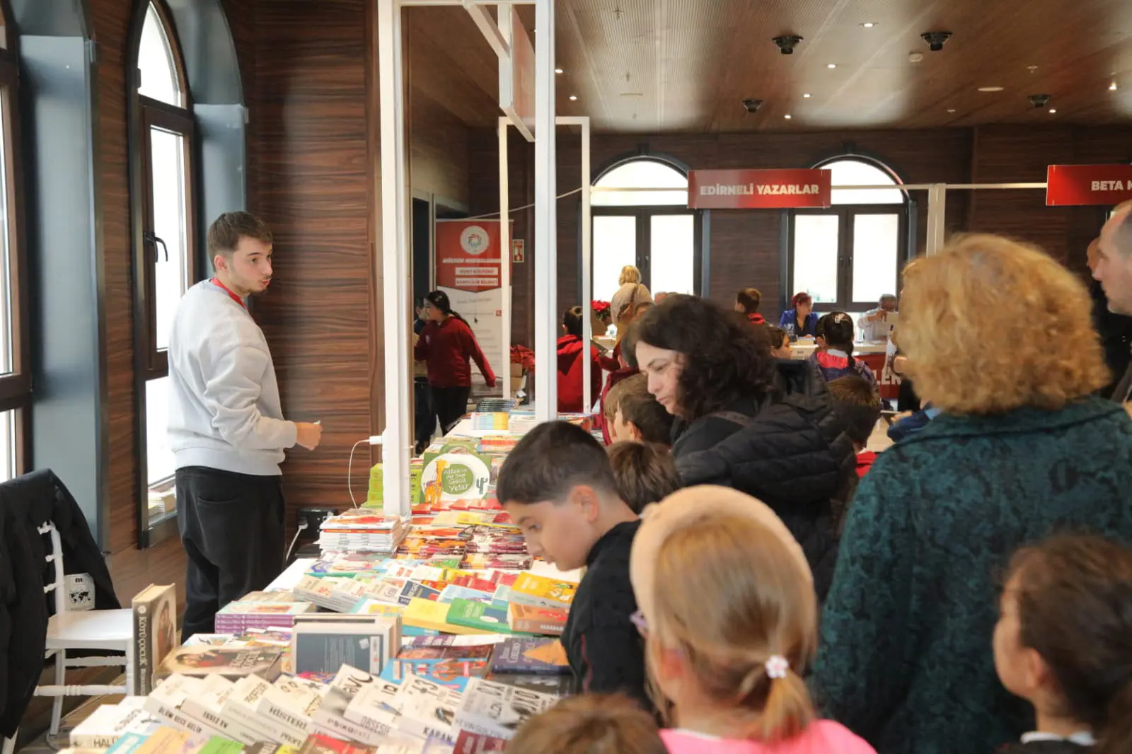 BİNLERCE OKUR, YÜZLERCE HİKAYE, TEK BİR BULUŞMA: 10. GELENEKSEL EDİRNE KİTAP GÜNLERİ TAMAMLANDI galeri görseli